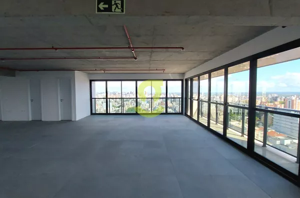 Sala comercial com sacada no melhor ponto comercial e corporativo da Capital, prédio corporativo de alto padrão, higienópolis.