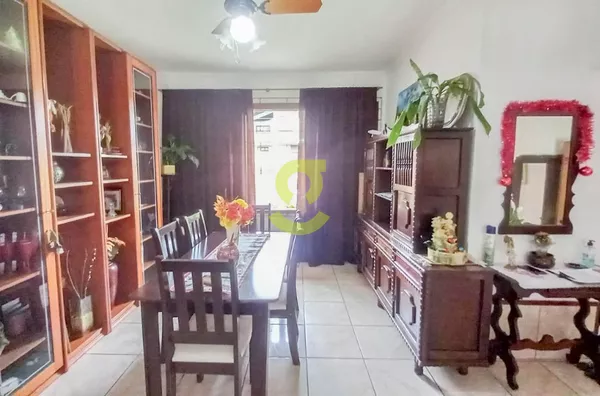 Ampla casa residencial, 247m priv, 3 dorm, 4 banheiros e 2 vagas!