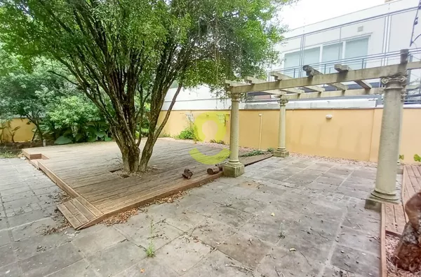 Casa comercial, 17 ambientes, 5 banheiros, 750m², 7 vagas e pátio!