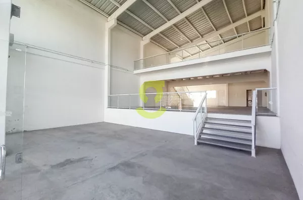 Prédio comercial, 1.186m, patio, 13 vagas de garagem