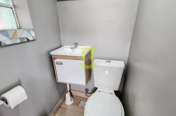 Ótima casa comercial 270m, lavabo, 7 salas, 2 banheiros, patio c/ churrasqueira e 5 vagas. Uma quadra da Nova York e 24 de Outubro!