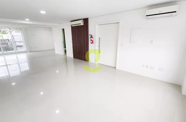 Ótima sala comercial reformada, 138m priv, ar condicionados, 2 banheiros, cozinha ao lado do Bourbon Wallig! 