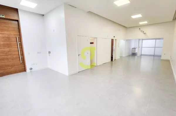 Ótima loja TODA reformada, 80m privativos, 2 banheiros e cozinha! Uma quadra shopping Bourbon Wallig