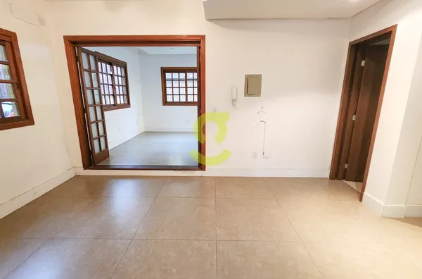 Ótima casa residencial ou comercial 330m, 6 dorm, 4 banheiros, 4 vagas, pátio!