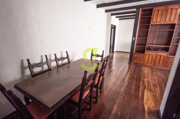 Casa de alvenaria, 314m priv, lavabo, cozinha, 4 dorm, pátio, casa anexa com churrasqueira e lavanderia, vaga para 3 carros!