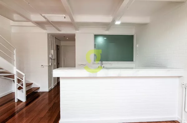 Espetacular loft duplex, 79m priv, semi mobiliado, mesanino c/ 1 dorm e banheiro, lavabo e 2 Vagas individuais na Padre Chagas! 