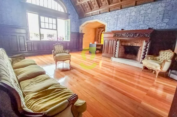 Casa comercial, 17 ambientes, 5 banheiros, 750m², 7 vagas e pátio!