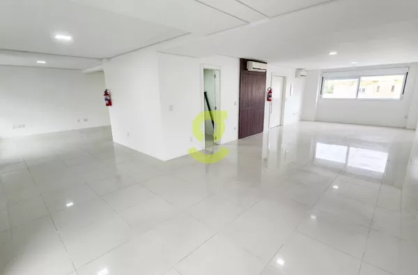 Ótima sala comercial reformada, 138m priv, ar condicionados, 2 banheiros, cozinha ao lado do Bourbon Wallig! 