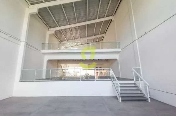 Prédio comercial, 1.186m, patio, 13 vagas de garagem