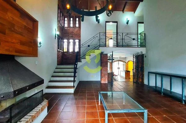 Incrivel casa com 280m², 3 dorm, 1 suíte, 3 banhe, lareira, churrasqueira, salão de festas, patio, piscina, 2 vagas.