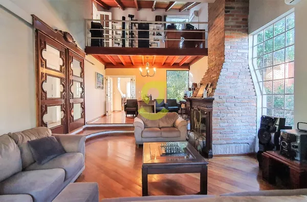 Ótima casa em condominio, 550m priv, lareira, churrasqueira, sacada, 3 dorm, 2 vagas e infra!!