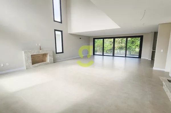 Diferenciada casa no condominio Alphaville, 349m, pe direito, lareira, 4 suites, sacada, pátio e 4 vagas!