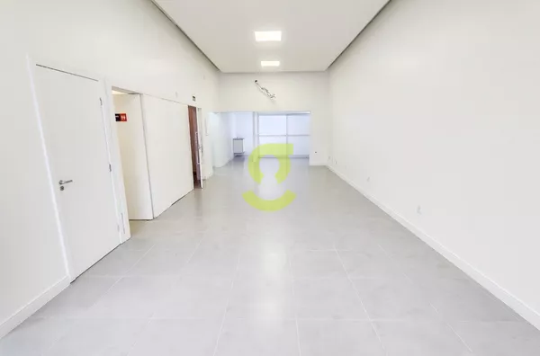 Ótima loja TODA reformada, 80m privativos, 2 banheiros e cozinha! Uma quadra shopping Bourbon Wallig