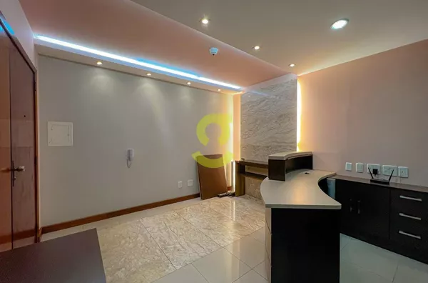 Ótima sala comercial mobiliada, 67m privativos, vaga de garagem. Predio com elevador 