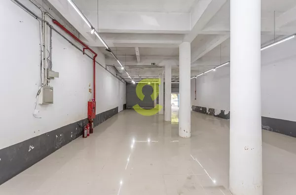 Loja para aluguel, 260m², banheiro, piso porcelanato, Navegantes, Porto Alegre