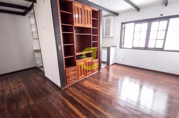 Casa de alvenaria, 314m priv, lavabo, cozinha, 4 dorm, pátio, casa anexa com churrasqueira e lavanderia, vaga para 3 carros!