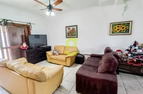 Ampla casa residencial, 247m priv, 3 dorm, 4 banheiros e 2 vagas!