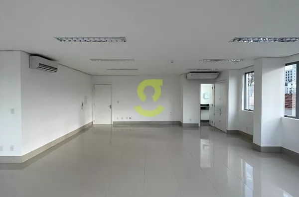 Ótima sala comercial, 133m² e 2 vagas!