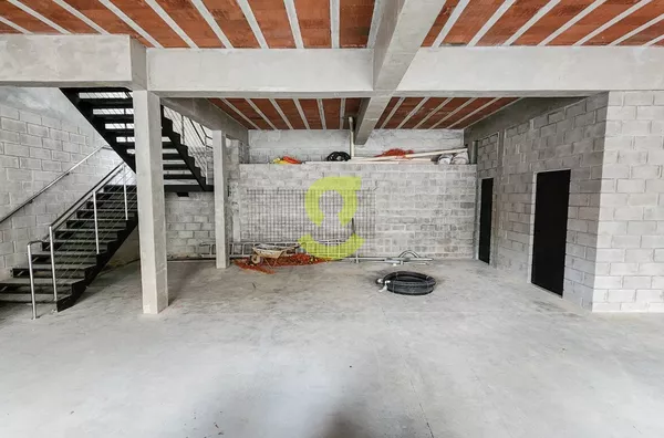 Excelente loja de 2 andares TOTALMENTE reformada, 320m privativos, vaga para 3 carros próxima ao Parcão!