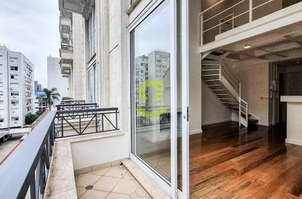 Espetacular loft duplex, 79m priv, semi mobiliado, mesanino c/ 1 dorm e banheiro, lavabo e 2 Vagas individuais na Padre Chagas! 