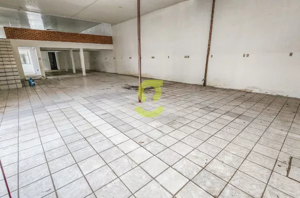 Ótimo Pavilhao de esquina, 289m priv, mezanino, 3 banheiros, 2 vagas. Duas quadras do shopping Bourbon Wallig