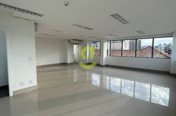 Ótima sala comercial, 133m² e 2 vagas!