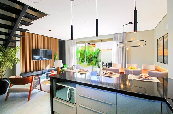 Casa em condominio, NOVA, 213m priv, churrasqueira, lareira, patio, 3 dorm, suite, 2 vagas e infra!