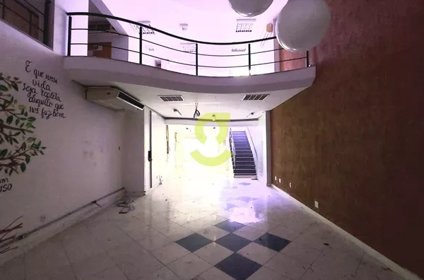 Loja para aluguel com mais de 200m², 2 andares, mezanino, amplo espaço, escritório e sala, ar condinionado, na Av. Carlos Gomes.