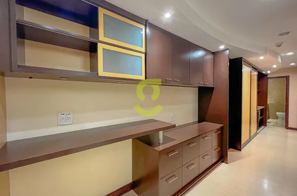 Ótima sala comercial mobiliada, 67m privativos, vaga de garagem. Predio com elevador 