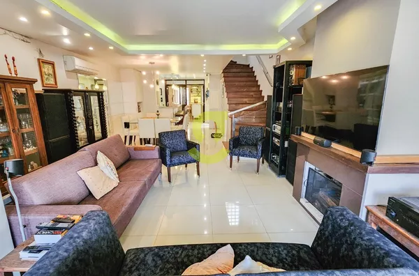 Ótima casa triplex semi mobiliada, 348m priv, 3 dorm, suite, lavabo, churrasqueira, 5 vagas