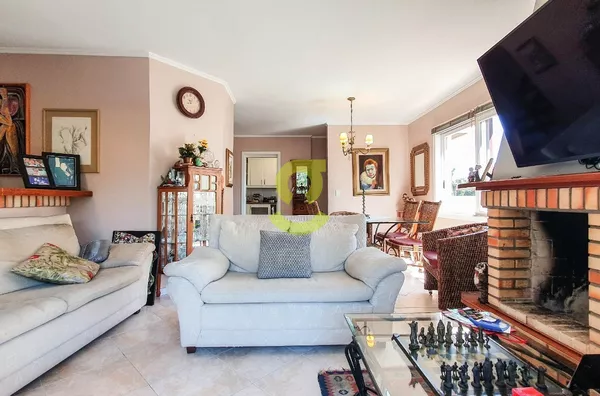 Casa em condominio, semi mobiliada, 231m priv, 3 dorm, suite, churrasqueira, lareira, 2 vagas!