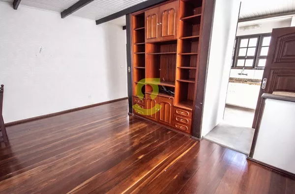 Casa de alvenaria, 314m priv, lavabo, cozinha, 4 dorm, pátio, casa anexa com churrasqueira e lavanderia, vaga para 3 carros!