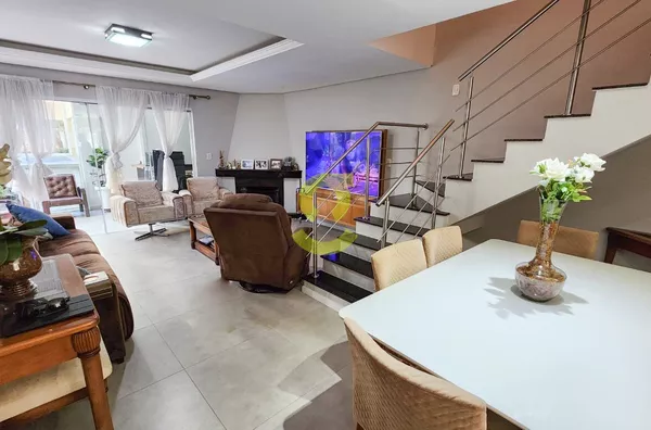 Ótima casa em condominio, semi mobiliada, 228m priv, lareira, churrasqueira, pátio, lavabo, 3 dorm, suite, closet, 3 vagas e infra completa!