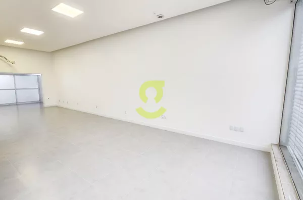 Ótima loja TODA reformada, 80m privativos, 2 banheiros e cozinha! Uma quadra shopping Bourbon Wallig