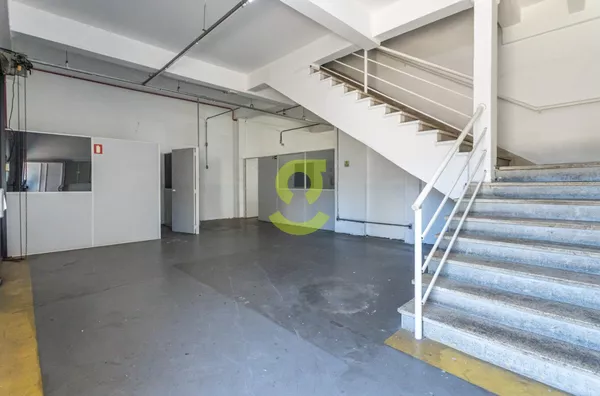 Loja com mais de 720m², 200m² de estacionamento, fachada de vidro, Petrópolis, Porto Alegre.