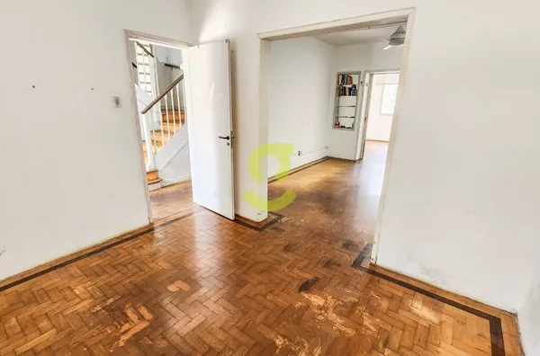 Ótima casa comercial 270m, lavabo, 7 salas, 2 banheiros, patio c/ churrasqueira e 5 vagas. Uma quadra da Nova York e 24 de Outubro!