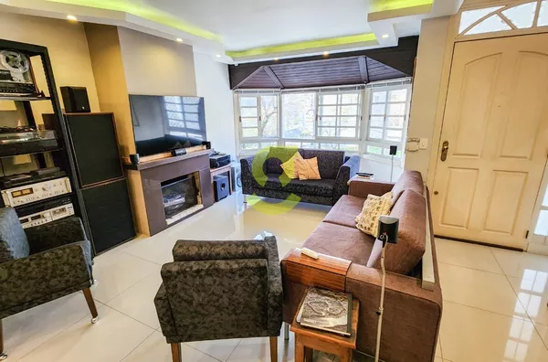 Ótima casa triplex semi mobiliada, 348m priv, 3 dorm, suite, lavabo, churrasqueira, 5 vagas