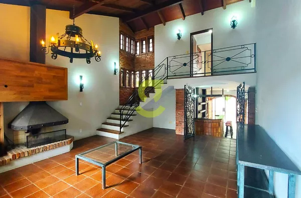 Incrivel casa com 280m², 3 dorm, 1 suíte, 3 banhe, lareira, churrasqueira, salão de festas, patio, piscina, 2 vagas.