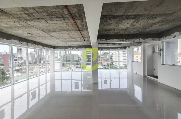 Sala comercial nova, andar alto, 100m2 privativos, 2 banheiros e 2 vagas!