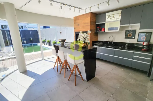 Casa capa de revista, 3 dormitórios, 3 banheiros, 2 suítes, piscina, churrasqueira, MOBILIADA