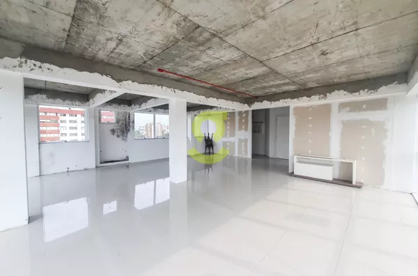Sala comercial nova, andar alto, 100m2 privativos, 2 banheiros e 2 vagas!