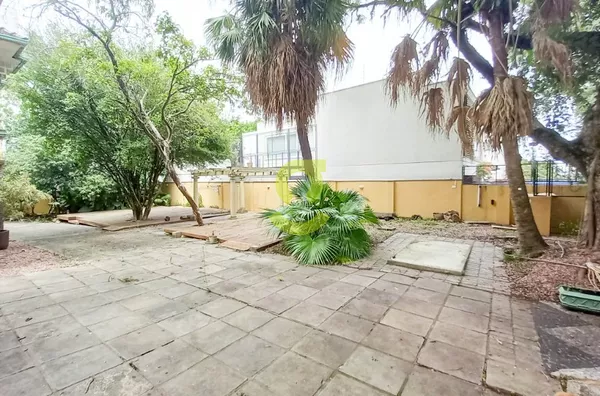 Casa comercial, 17 ambientes, 5 banheiros, 750m², 7 vagas e pátio!