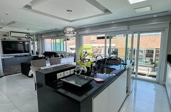 Excelente casa triplex, TODA mobiliada e decorada, 344m priv, 4 dorm, suite, 5 vagas!