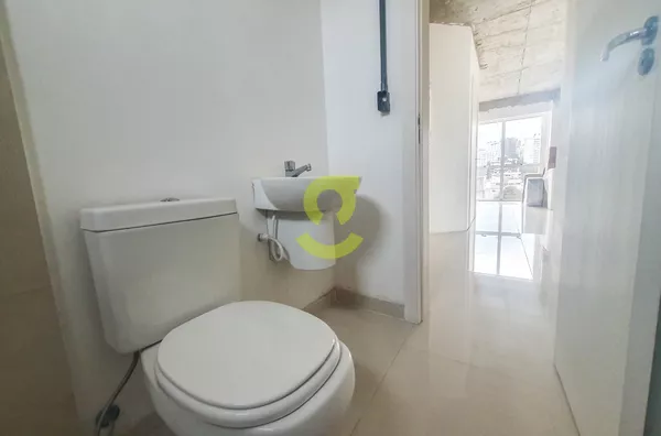 Sala comercial nova, andar alto, 100m2 privativos, 2 banheiros e 2 vagas!