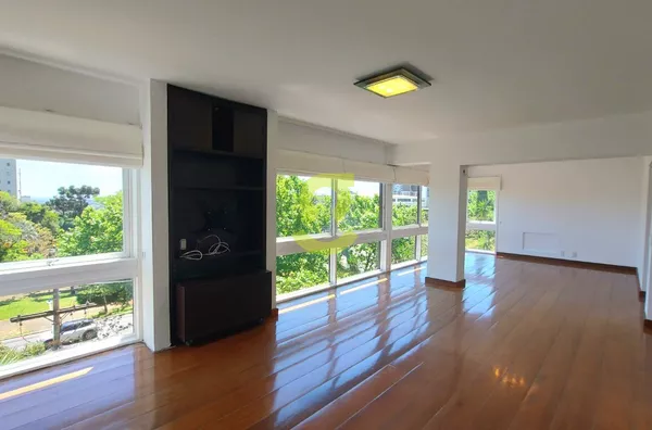 Ótimo apto, 200m, 3 dorm, 4 banheiros, dep empre, 2 vagas em frente ao supermercado!