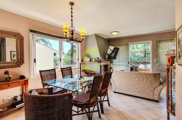 Casa em condominio, semi mobiliada, 231m priv, 3 dorm, suite, churrasqueira, lareira, 2 vagas!