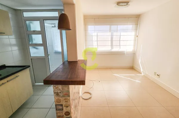 Excelente apto em andar alto, semi mobiliado, churrasqueira,  2 dorm, suite, vaga coberta e infra!