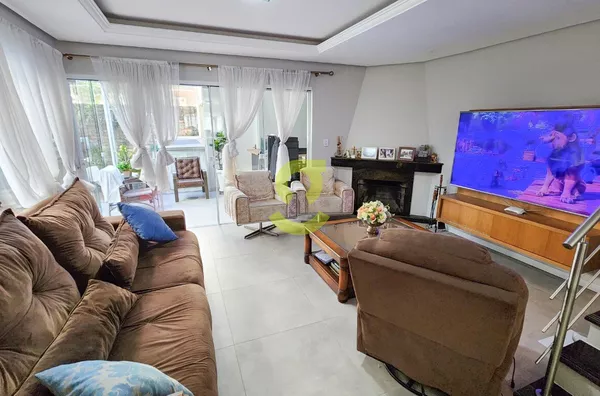 Ótima casa em condominio, semi mobiliada, 228m priv, lareira, churrasqueira, pátio, lavabo, 3 dorm, suite, closet, 3 vagas e infra completa!