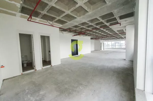 Sala comercial nova, 75m privativos, 2 banheiros, 2 vagas!