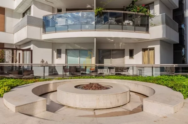 Lindo mobiliado 3 suítes 60 metros do mar.